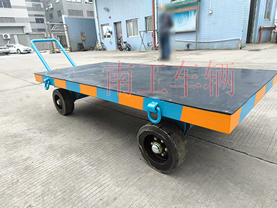 3吨小型华体会（中国） 带橡胶垫工具车4I.jpg