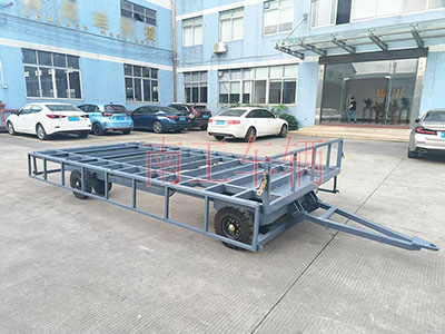 4吨骨架式华体会（中国） 带下翻护栏工具拖车I.jpg